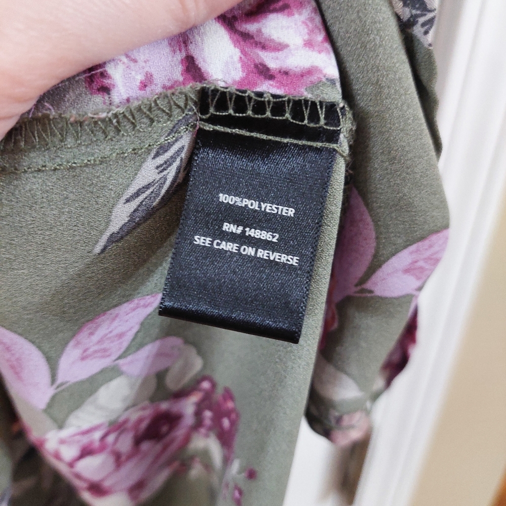 Torrid Floral Blouse in Olive and Lavender Cut Out Size 1 Plus - Picture 3 of 5